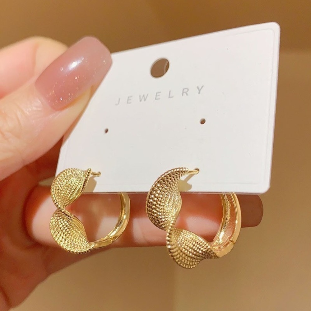1 Pair of Gold Spiral Clip-On  - đánh giá và giá Travel Accessories As Gifts